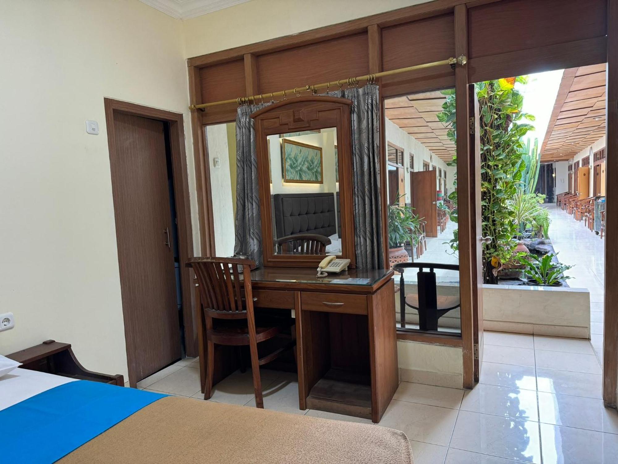 Hotel Priangan Cirebon Exterior foto
