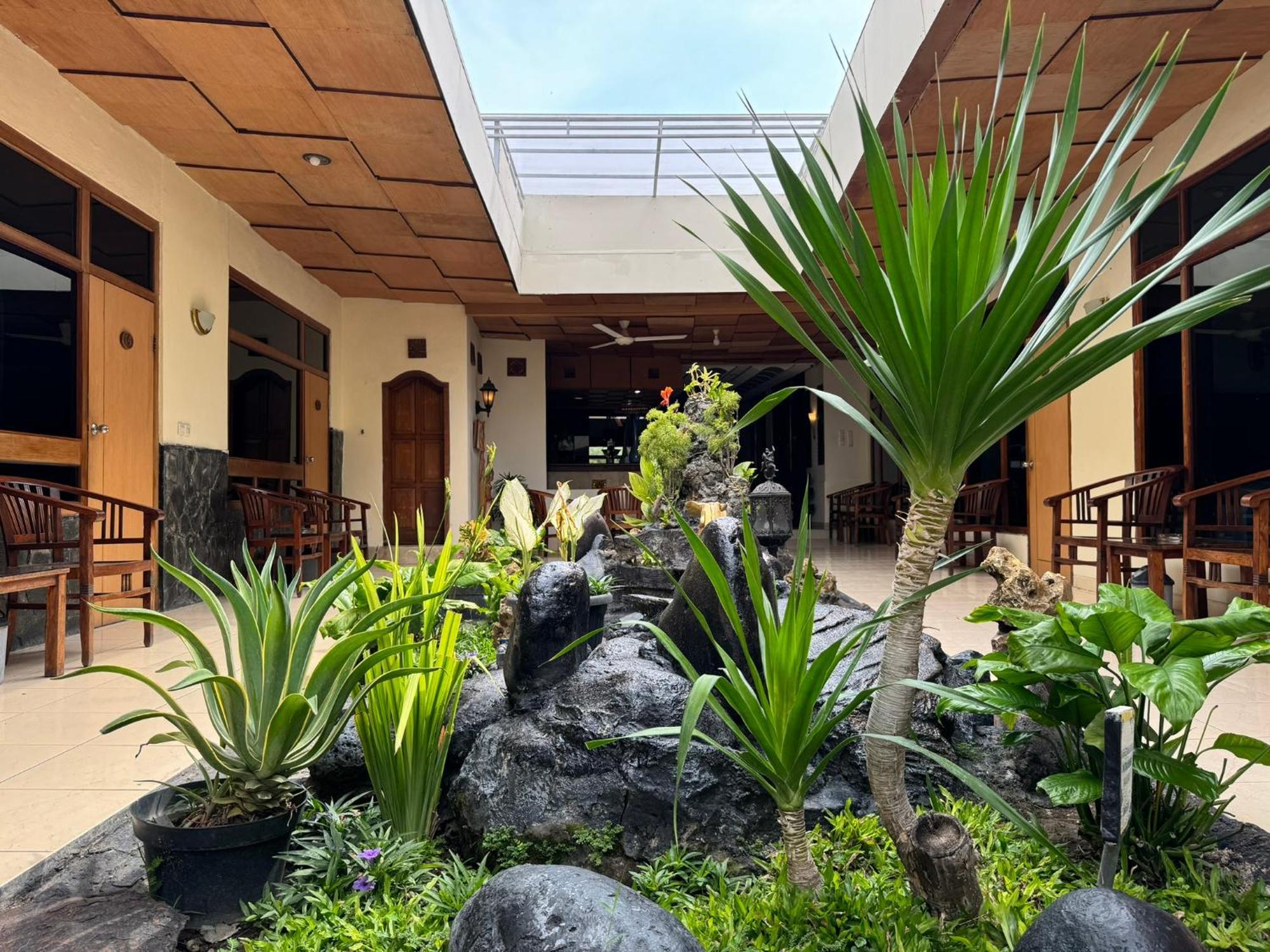 Hotel Priangan Cirebon Exterior foto